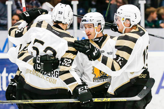 Skellefteås Mattias Ritola och Arvid Lundberg jublar