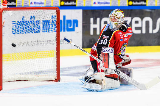 Luleås målvakt Filip Gustafsson ser Erik Andersson(ej i