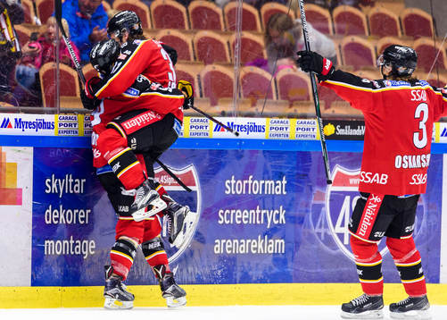 Luleås Johan Forsberg och Jonathan Granström kramas