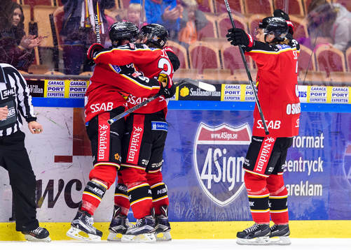 Luleås Johan Forsberg och Jonathan Granström kramas