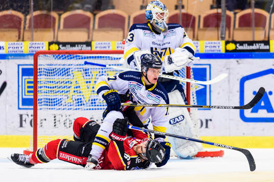 s Emil Johansson trycker ner Luleås Craig Schira i isen