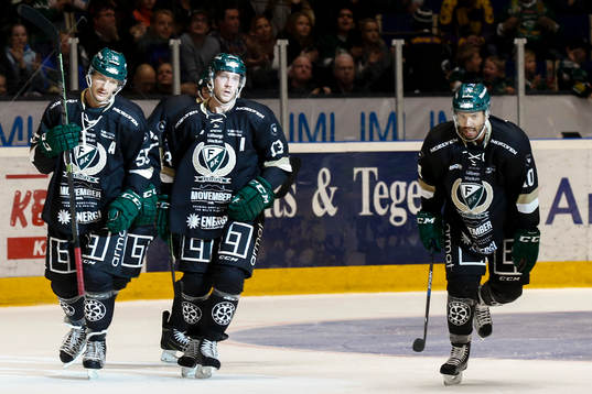 Färjestads spelare jublar reduceringsmålet 1-5
