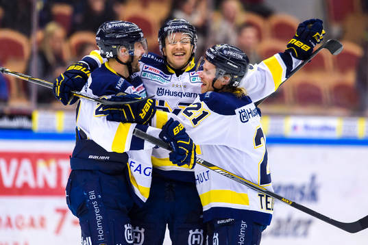 s Ted Brithén(m) firar sitt 4-1 mål