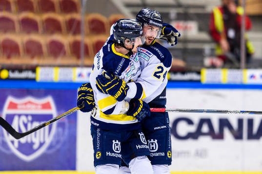 s Erik Christensen(h) firar sitt 3-1 mål