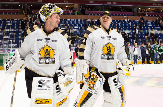 Skellefteås målvakt Markus Svensson är glad och firar