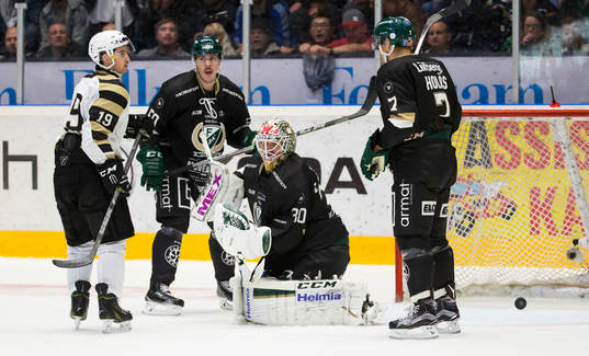 Skellefteås Andrew Calof ser pucken ligga bakom målvakt