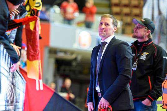 En tårögd Cam Abbott tackas av Luleås hemmaklack