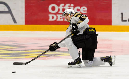 Skellefteås Andrew Calof laddar för skott