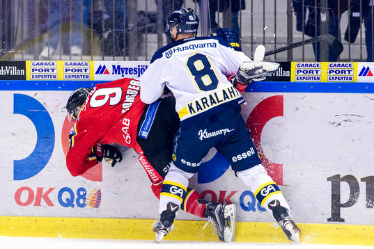 s Jare Karalahti tacklar Luleås Johan Forsberg