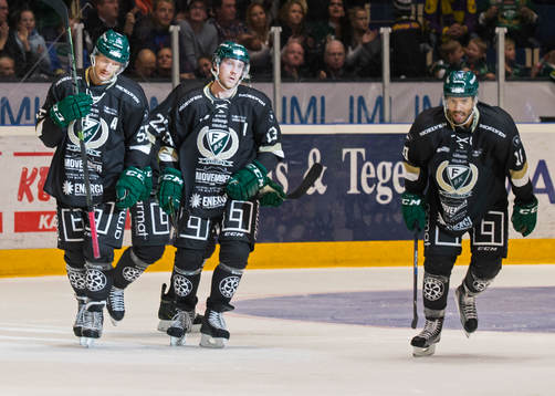 Färjestads Linus Persson gör mål 1-5 och firar deppigt