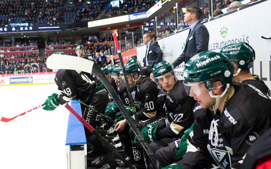 Färjestads Magnus Nygren deppar med d eandra spelarna i
