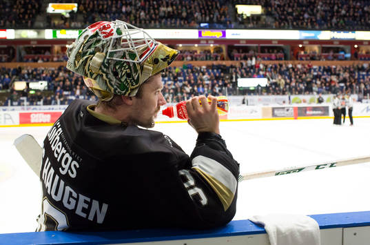 Färjestads målvakt Lars Haugen dricker vatten