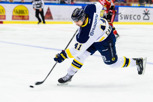 s Chris Campoli avlossar ett skott