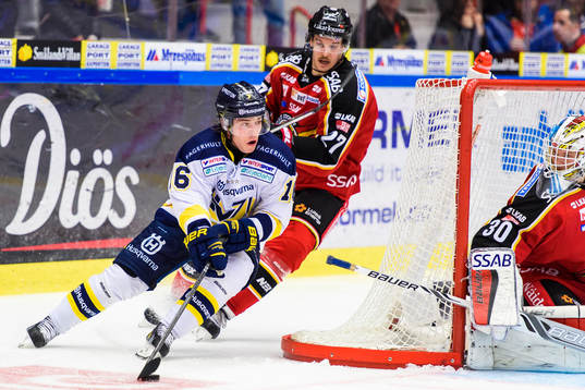 s Filip Sandberg jagas av Luleås Brendan Mikkelson