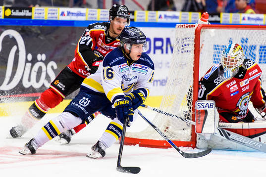 s Filip Sandberg jagas av Luleås Brendan Mikkelson