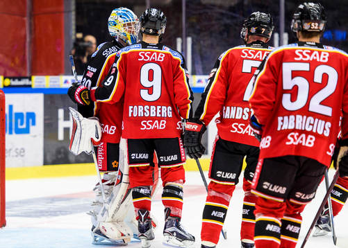 Luleås Johan Forsberg kramar om målvakt Filip Gustafsson
