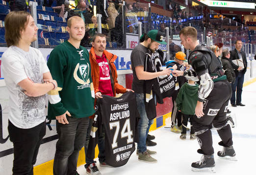 Färjestads Linus Persson signerar en matchtröja som har