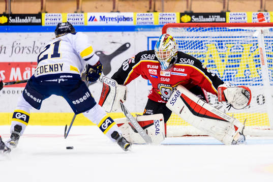 s Mattias Tedenby fri med Luleås målvakt Filip Gustafsson
