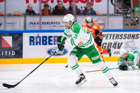 Rögles Ludvig Rensfeldt med pucken