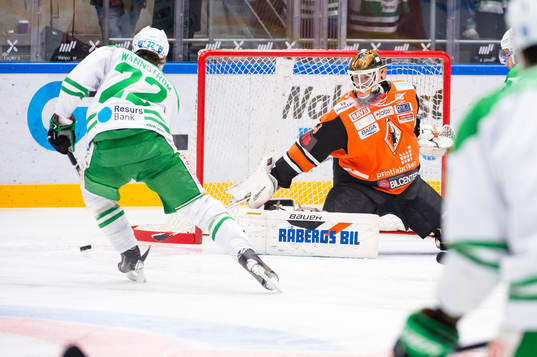 Rögles Sebastian Wännström med pucken