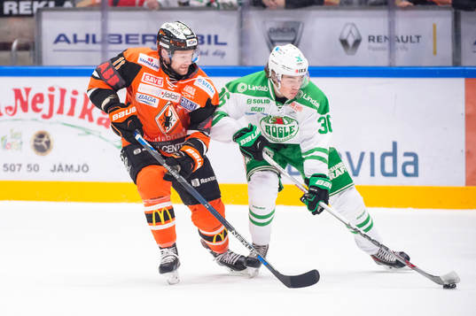 Karlskronas Robin Persson med Rögles Filip Karlsson