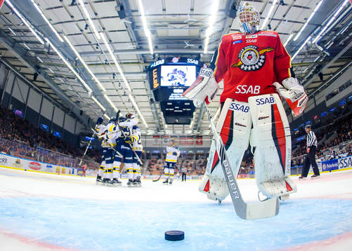 Luleås målvakt Filip Gustafsson plockar ut pucken från
