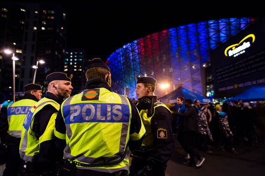 Poliser utanför Friends Arena