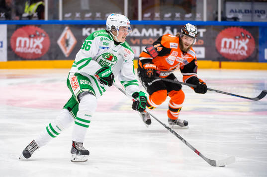 Rögles Filip Karlsson med pucken