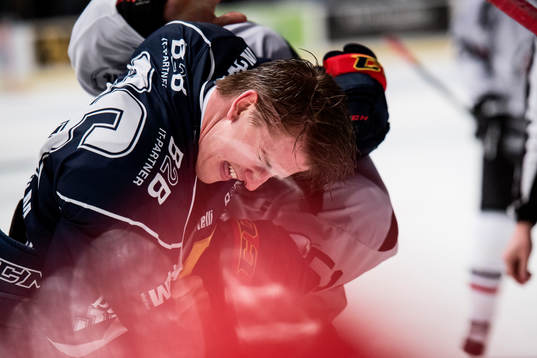 Djurgårdens Philip Holm och Frölundas Mats Rosseli Olsen