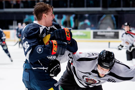 Djurgårdens Philip Holm och Frölundas Mats Rosseli Olsen