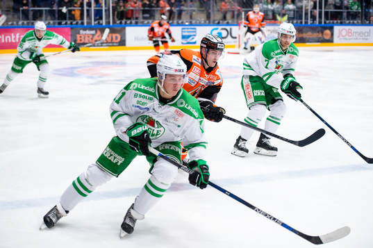 Rögles David Åslin med pucken