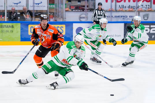 Rögles Partik Cehlin försöker att nå pucken