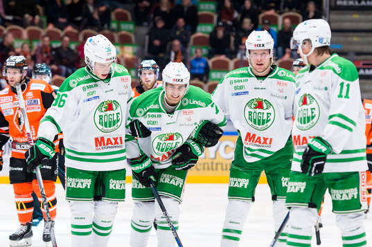 Rögles Partik Cehlin har ont då han fått en smäll
