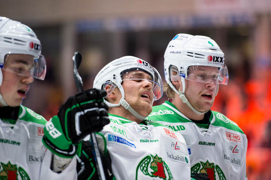 Rögles Partik Cehlin har ont då han fått en smäll