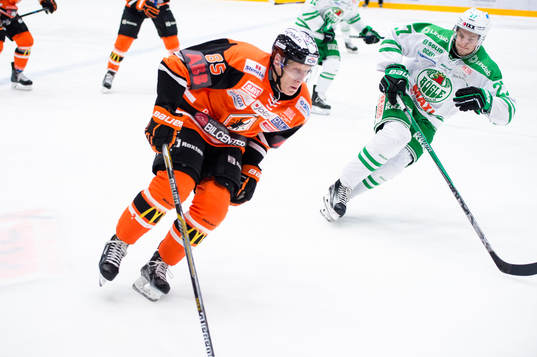 Karlskronas Toni Kähkönen jagas av Rögles Rasmus