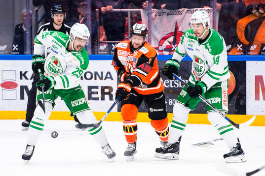 Rögles Ludvig Rensfeldt slår i väg pucken