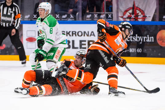 Karlskronas Riley Holzapfel ligger på isen