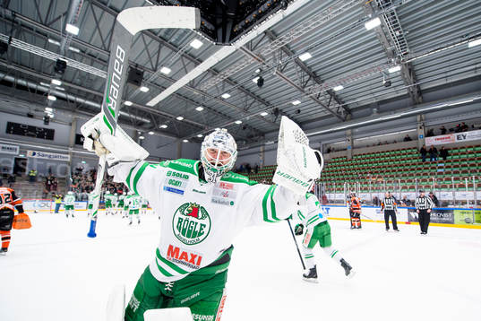 Rögles målvakt Lars Volden jublar