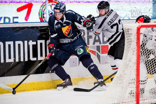 Djurgårdens Lukas Vejdemo i en närkamp med Frölundas
