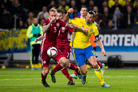 Danmarks Simon Kjär i kamp om bollen med Sveriges Zlatan