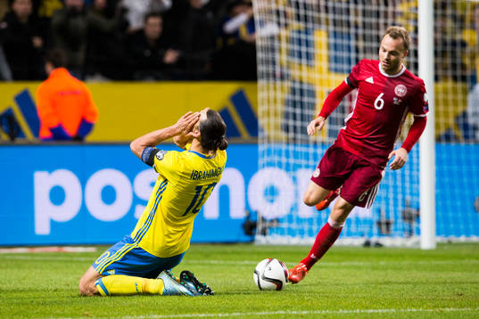 Sveriges Zlatan Ibrahimovic tar sig för ansiktet medans