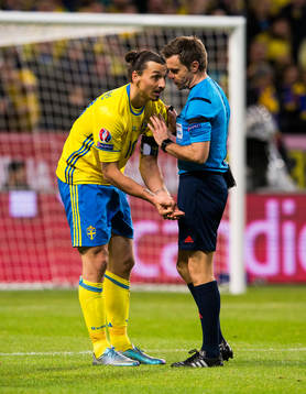 Sveriges Zlatan Ibrahimovic talar med domare Nicola Rizzoli