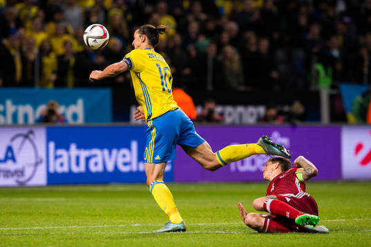 Sveriges Zlatan Ibrahimovic går omkull