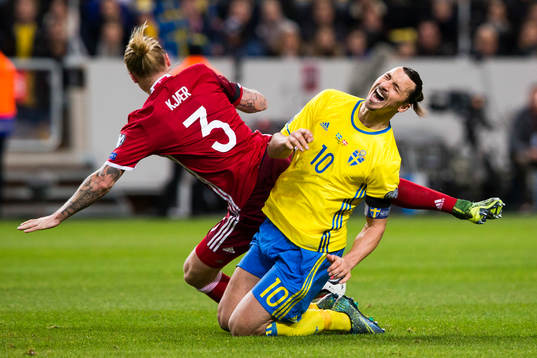 Danmarks Simon Kjär och Sveriges Zlatan Ibrahimovic