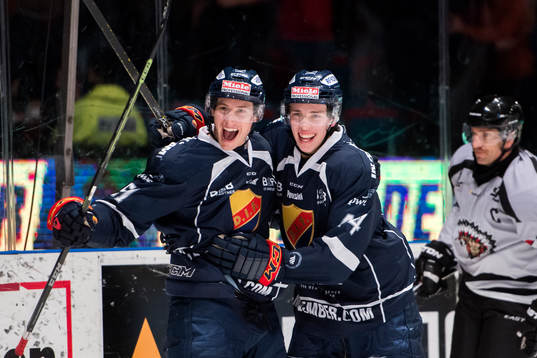 Djurgårdens Robin Alvarez och Lukas Vejdemo jublar och