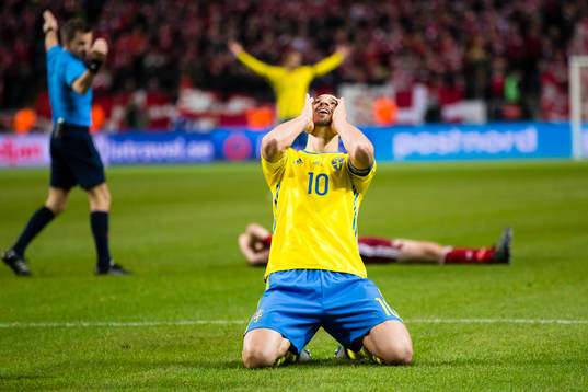 Sveriges Zlatan Ibrahimovic reagerar på ett domslut