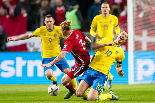 Sveriges Zlatan Ibrahimovic fälls i en duell med Danmarks