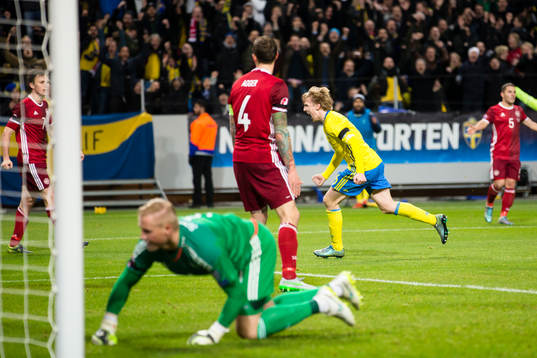 Sveriges Emil Forsberg gör 1-0