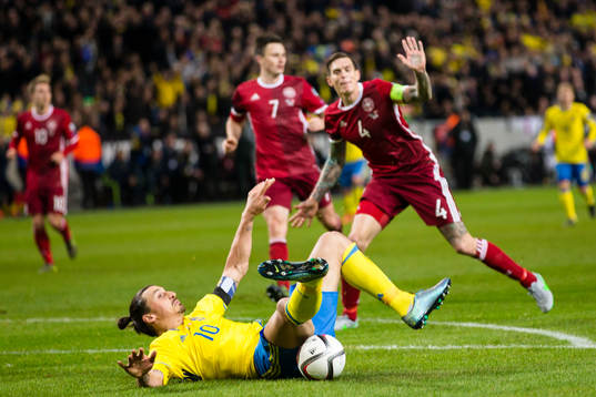 Sveriges Zlatan Ibrahimovic faller i en duell med Danmarks