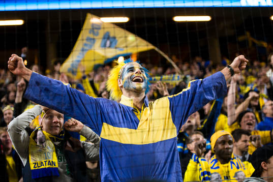 En svensk supporter ser glad ut